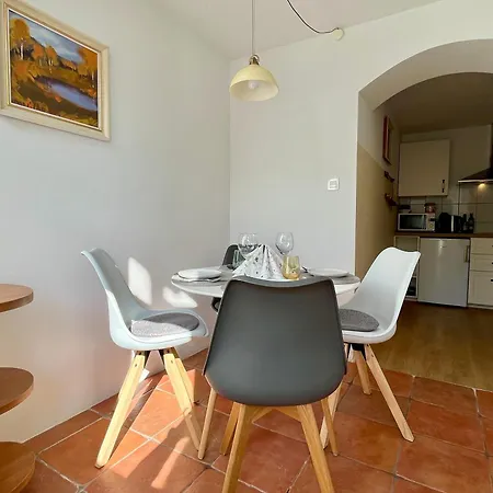 Garden Paradise - Garden, Pond And Castle View *