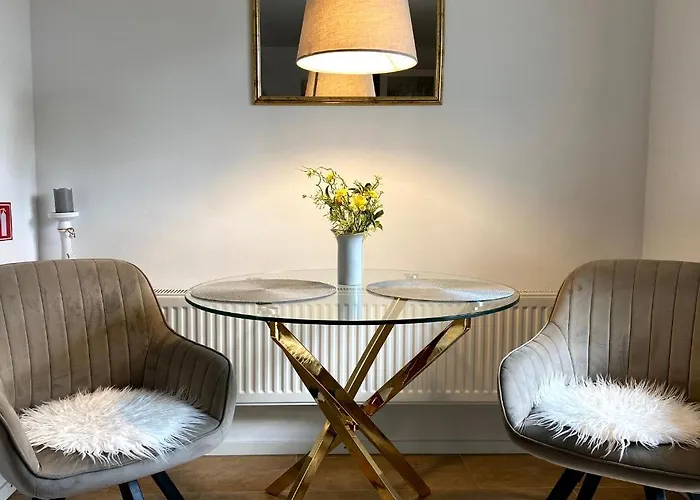 Garden Paradise - Garden, Pond And Castle View *