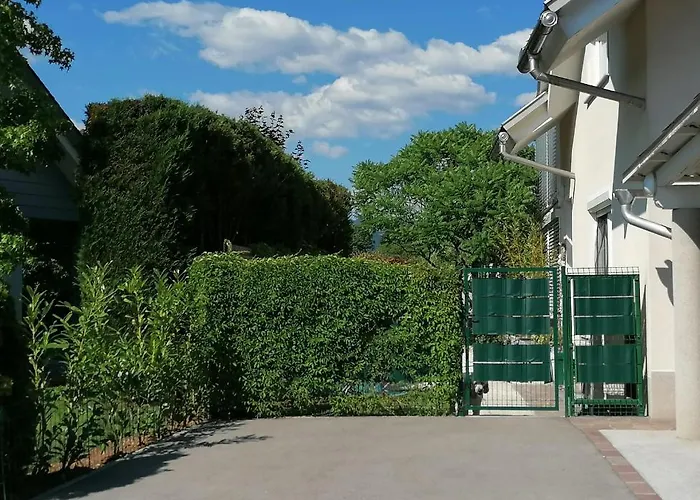 Garden Paradise - Garden, Pond And Castle View * בלד