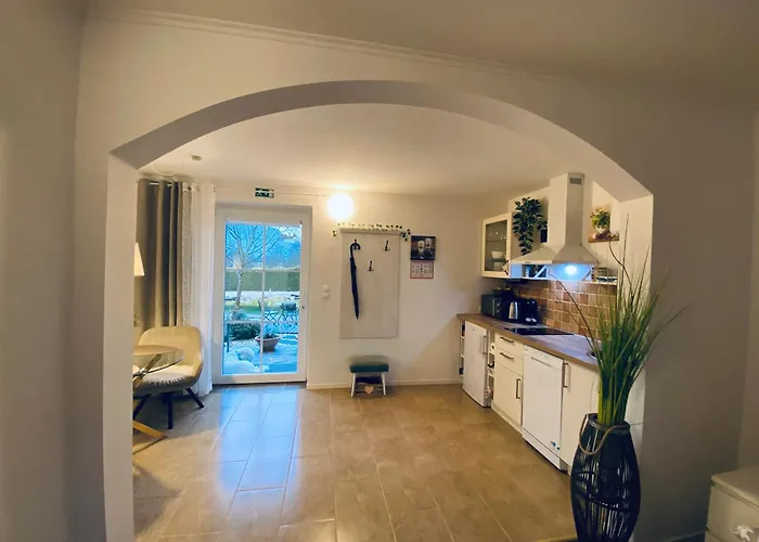 Garden Paradise - Garden, Pond And Castle View * ブレッド