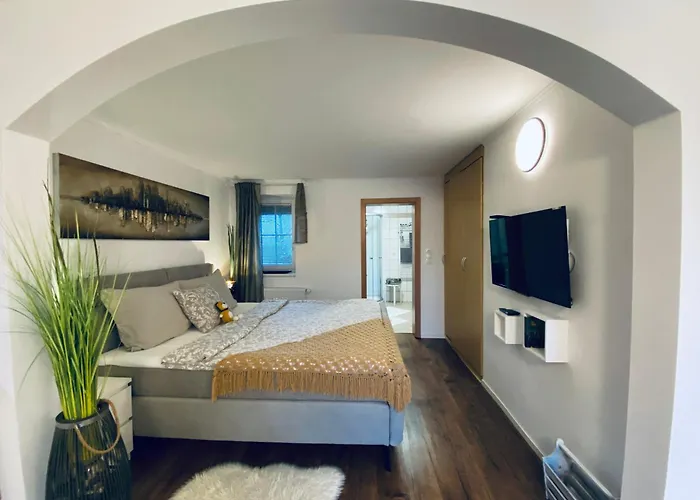 Garden Paradise - Garden, Pond And Castle View בלד