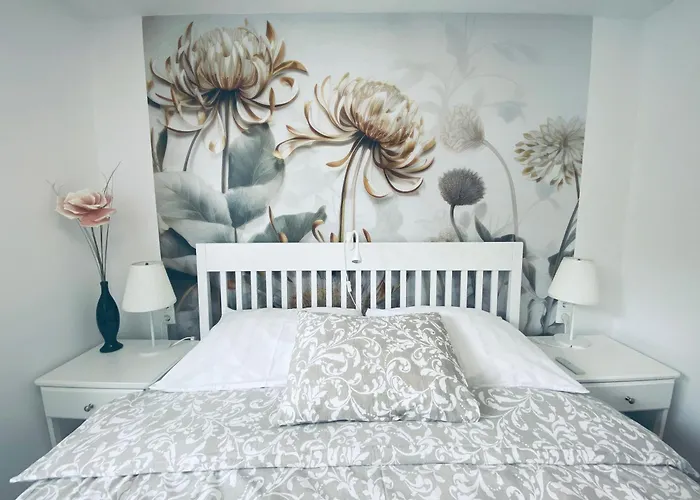 Garden Paradise - Garden, Pond And Castle View * ブレッド