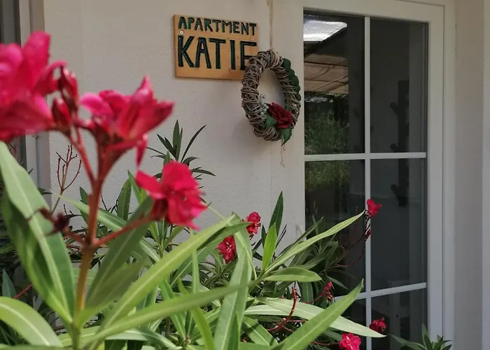 Garden Paradise - Garden, Pond And Castle View ブレッド