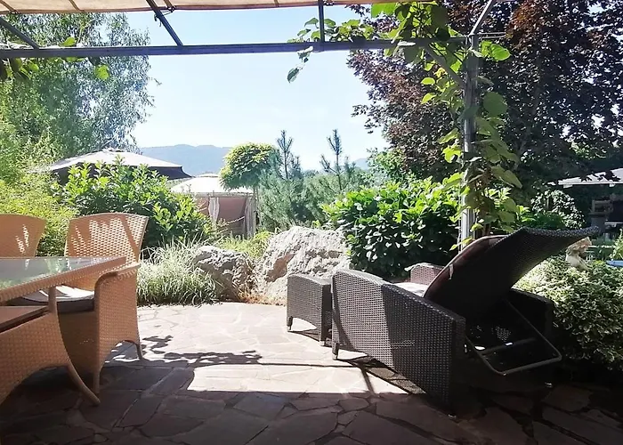 Garden Paradise - Garden, Pond And Castle View * בלד