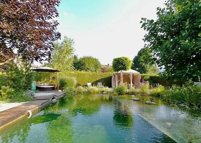 Garden Paradise - Garden, Pond And Castle View בלד