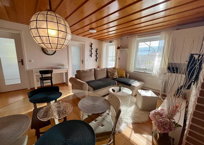 Garden Paradise - Garden, Pond And Castle View ブレッド