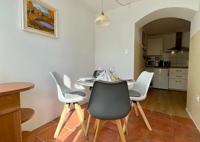 Garden Paradise - Garden, Pond And Castle View *