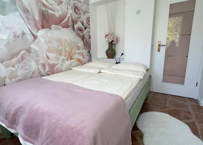 Garden Paradise - Garden, Pond And Castle View * בלד